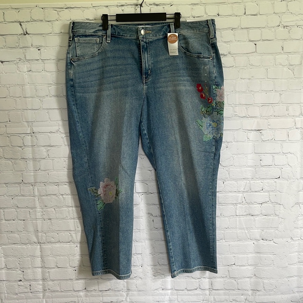 LANE BRYANT NWT SIZE 22 JEANS, STRAIGHT, HIGH RISE, FLOWER DESIGN